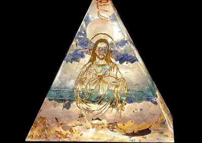 Pyramide orgonite personnalisée symbole Jésus Christ