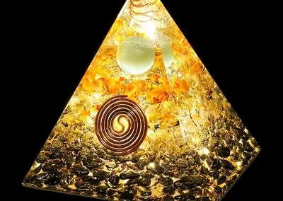 Pyramide orgonite personnalisée avec symbole Spirale