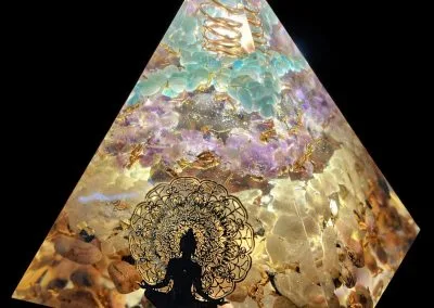Pyramide Orgonite Personnalisée avec symbole Bouddha