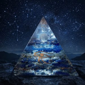 Pyramide astrologique personnalisée dans un décor extérieur naturel avec ciel étoilé et constellations