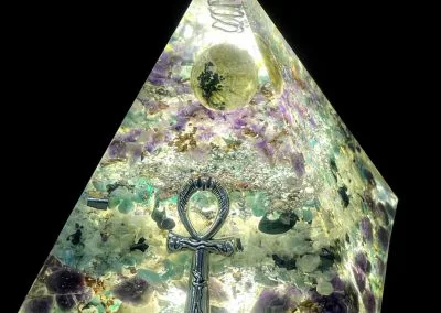 Pyramide orgonite Personnalisée avcec symbole Ankh