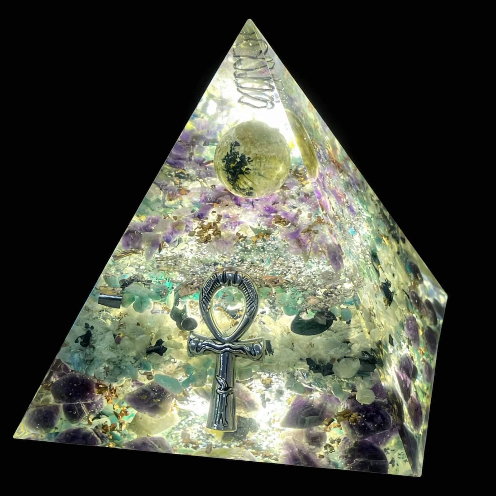 Pyramide orgonite Personnalisée avcec symbole Ankh