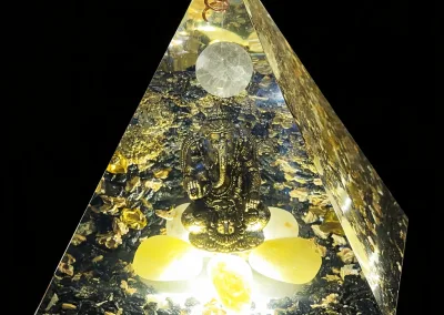Pyramide orgonite sur mesure symbole Ganesh