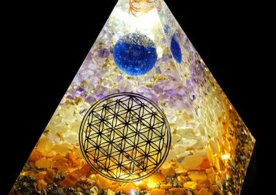 Pyramide orgonite personnalisée