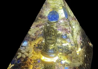 Pyramide orgonite sur mesure bouddha