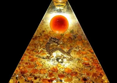Pyramide orgonite sur mesure signature dragon