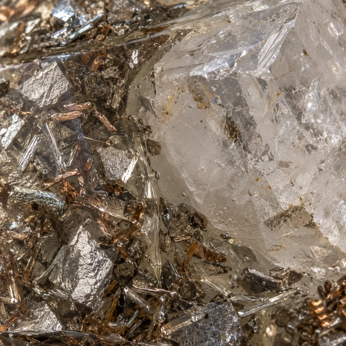 Détail d'une orgonite montrant la résine, les métaux et le quartz