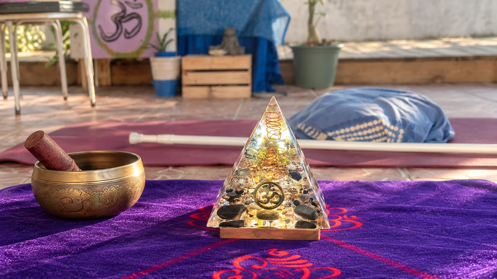 Orgonite posée près d’un tapis de yoga dans une ambiance apaisante