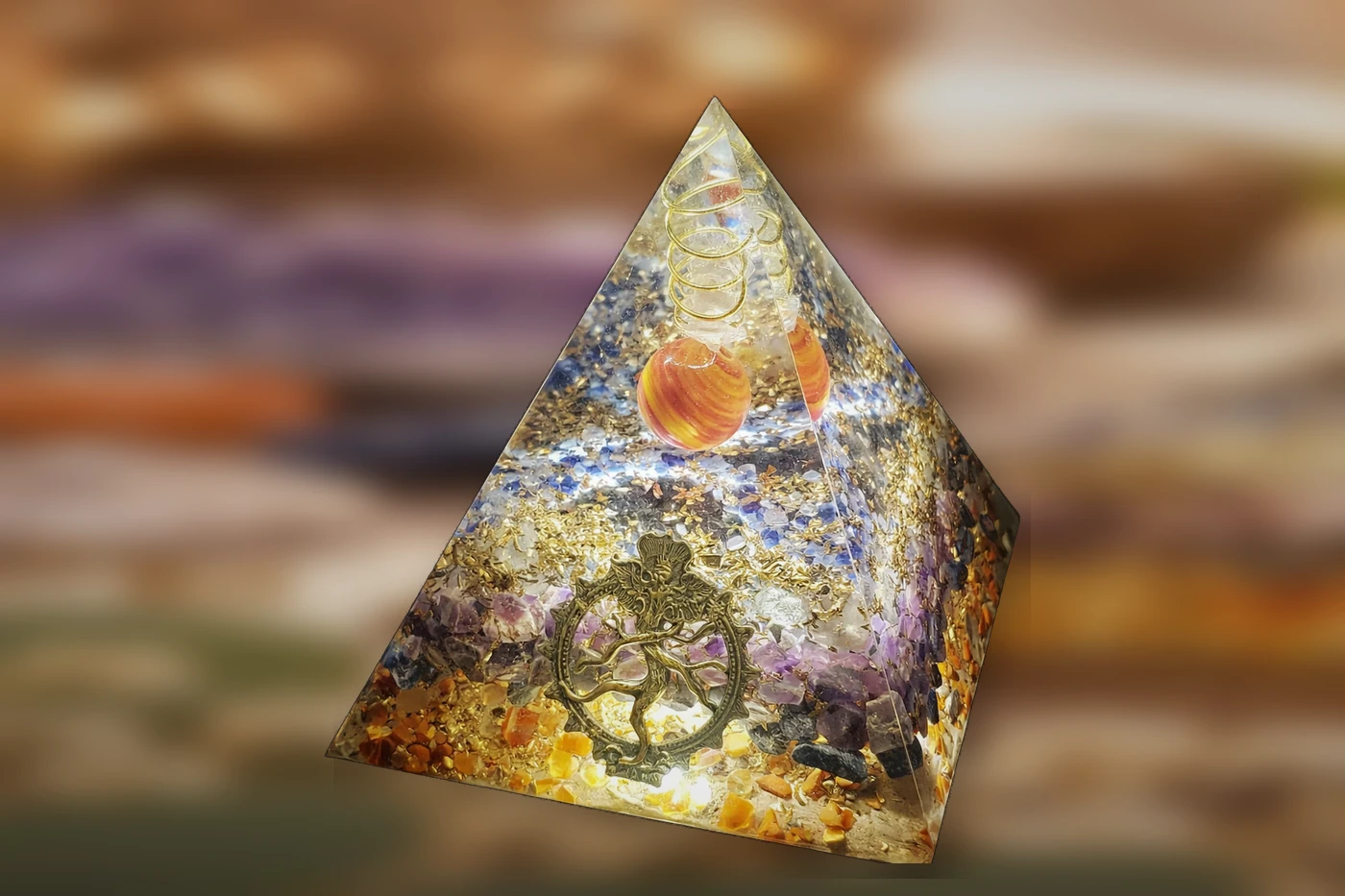 Pyramide orgonite artisanale aux pierres complémentaires et aux couleurs chaleureuses