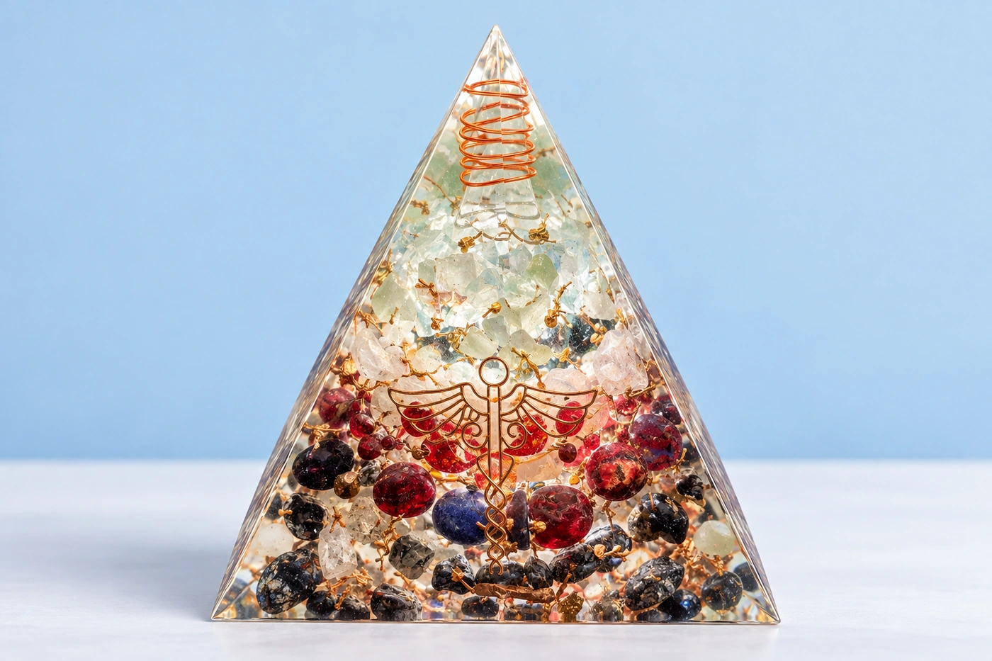 Détail d’une pyramide orgonite OrgoNath montrant un symbole intégré parmi les pierres et les métaux
